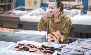 Tips Memilih Ikan Segar saat Belanja di Pasar Tradisional